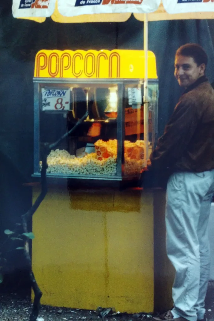 Mand ved popcornmaskine